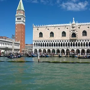 In Back To San Marco Tourist Appartamento