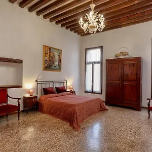 Flat With Canal View Near San Marco Apartment
